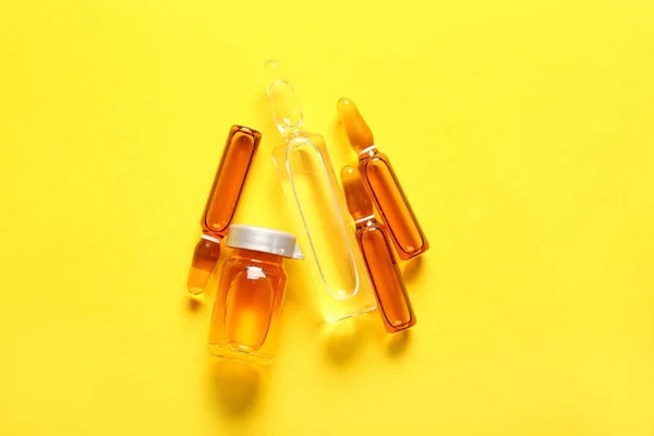 Ιατρικοί Αμπούλες Και Φιάλη Φάρμακα Κίτρινο Φόντο — Φωτογραφία Αρχείου