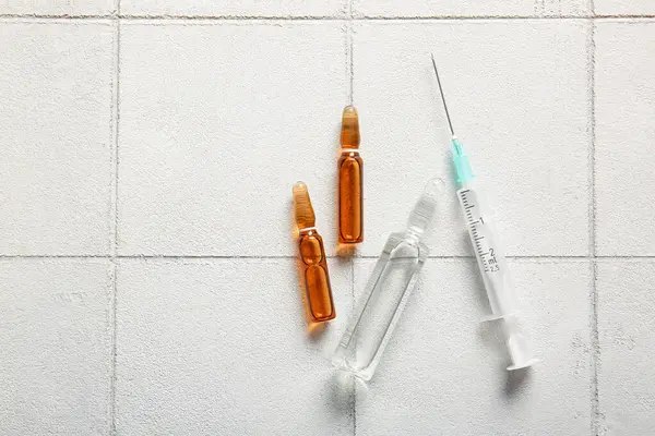 Ampules Syringe White Tile Background — Stock Photo, Image