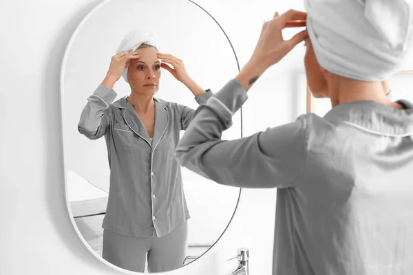 Volwassen Vrouw Doen Gezicht Gebouw Oefening Buurt Spiegel Badkamer — Stockfoto