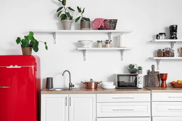 赤い冷蔵庫 カウンター 観葉植物と光キッチンのインテリア — ストック写真