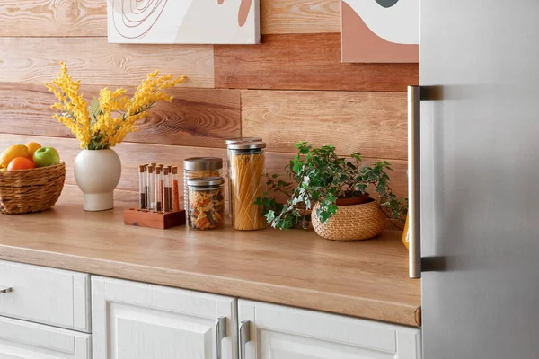 スタイリッシュな冷蔵庫 カウンター 観葉植物 クローズアップ付きキッチンのインテリア — ストック写真