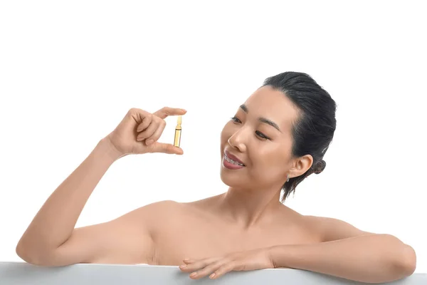 Mooie Aziatische Vrouw Met Ampul Witte Achtergrond Huidverzorgingsconcept — Stockfoto