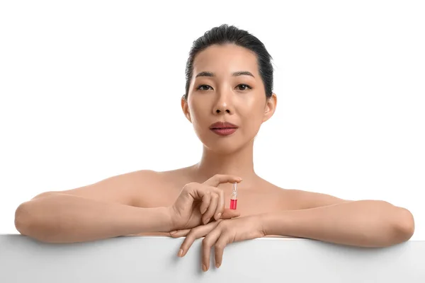 白い背景にアンプルを持つ美しいアジアの女性 スキンケアコンセプト — ストック写真