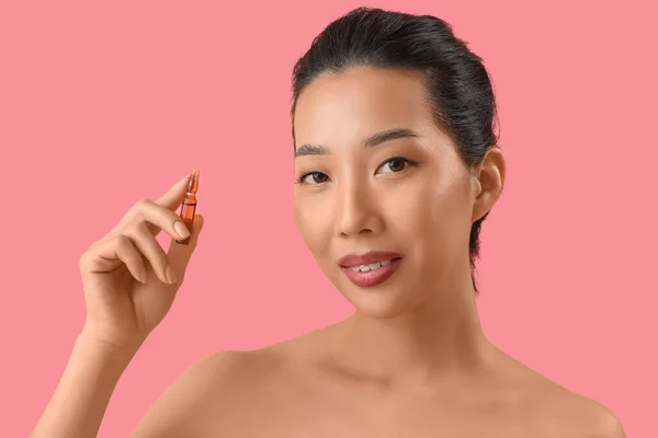 Mooie Aziatische Vrouw Met Ampul Roze Achtergrond Huidverzorgingsconcept — Stockfoto