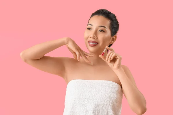 美丽的亚洲女人 粉红的背景上有安眠药 皮肤护理概念 — 图库照片