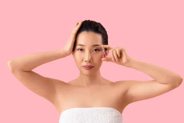 美丽的亚洲女人 粉红的背景上有安眠药 皮肤护理概念 — 图库照片