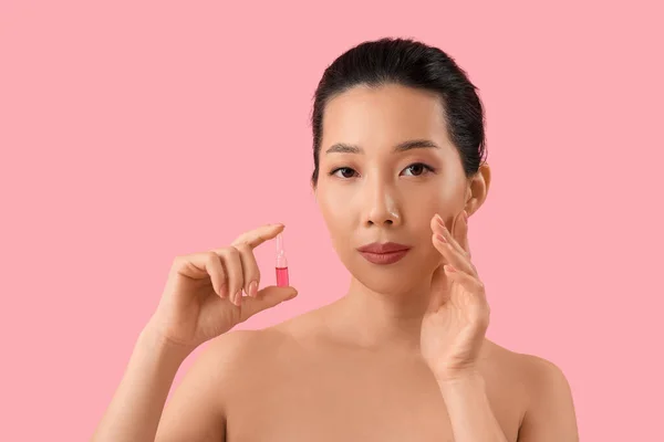 Mooie Aziatische Vrouw Met Ampul Roze Achtergrond Huidverzorgingsconcept — Stockfoto