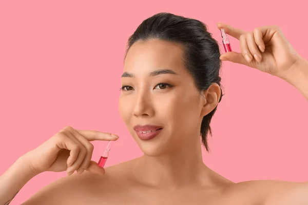 Mulher Asiática Bonita Com Ampolas Fundo Rosa Conceito Cuidados Pele — Fotografia de Stock