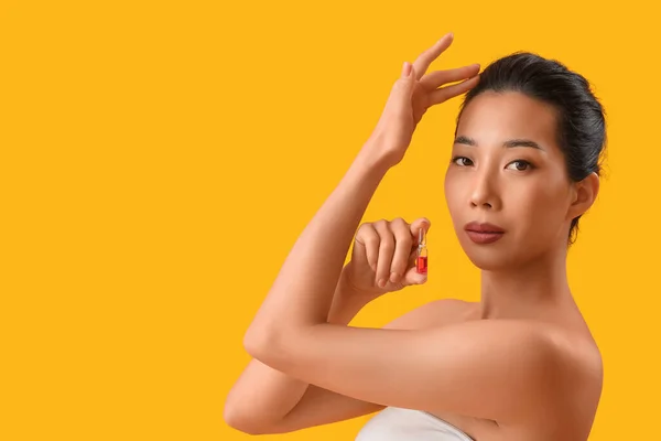Mulher Asiática Bonita Com Ampola Fundo Amarelo Conceito Cuidados Pele — Fotografia de Stock