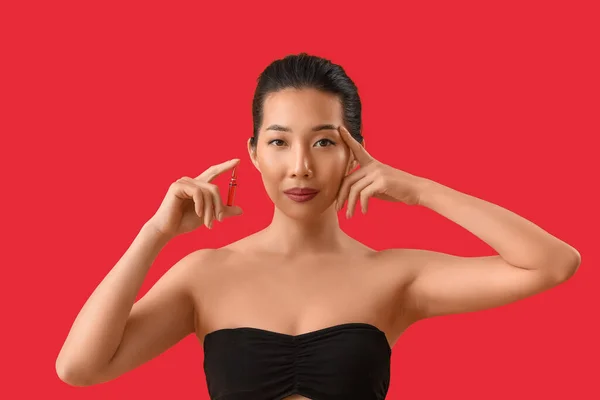 Mulher Asiática Bonita Com Ampola Fundo Vermelho Conceito Cuidados Pele — Fotografia de Stock