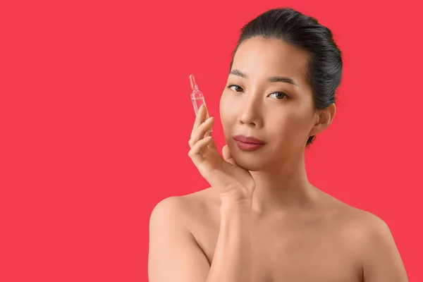 Vacker Asiatisk Kvinna Med Ampull Röd Bakgrund Hudvårds Koncept — Stockfoto