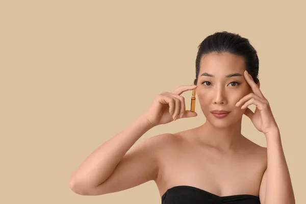 Mooie Aziatische Vrouw Met Ampul Beige Achtergrond Huidverzorgingsconcept — Stockfoto