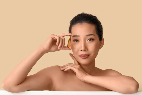 美丽的亚洲女人 有着米色背景的粉刺 皮肤护理概念 — 图库照片