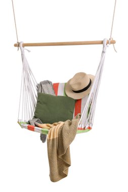 Beyaz arka planda izole edilmiş minder, ekose ve şapkalı rahat çizgili hamak