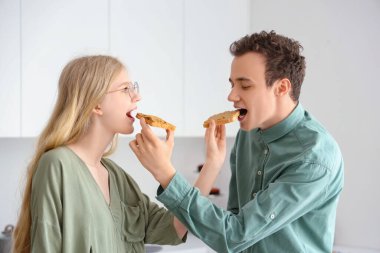 Genç ve güzel bir çift birbirlerini lezzetli fındık ezmesi ile besliyor.