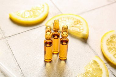 C vitamini ve beyaz fayanslı limon dilimleri içeren ampuller