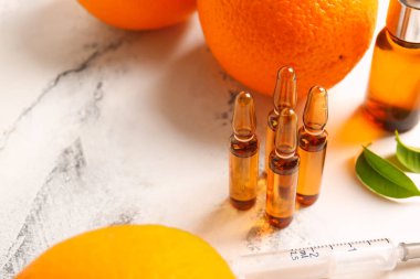 Beyaz zemin üzerinde C vitamini ve turuncu ampuller
