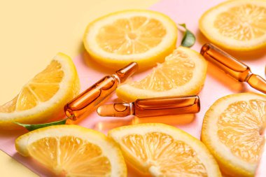 Renkli arka planda C vitamini ve limon dilimli ampuller