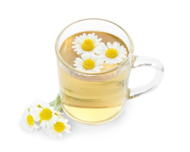 Beyaz arka planda izole edilmiş bir fincan sıcak papatya çayı