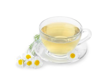 Beyaz arka planda izole edilmiş bir fincan sıcak papatya çayı