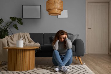 Evde panik atak geçiren genç bir kadın.