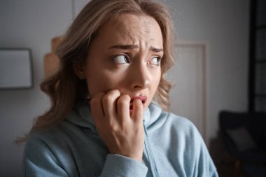 Evde panik atak geçiren genç bir kadın.