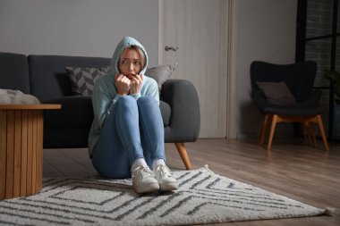 Evde panik atak geçiren genç bir kadın.