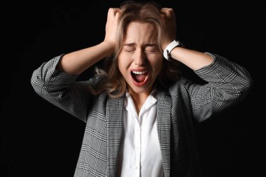 Arka planda panik atak geçiren genç bir kadın.