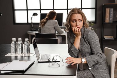 Ofiste panik atak geçiren genç bir kadın.