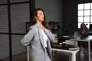 Ofiste panik atak geçiren genç bir kadın.