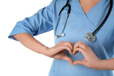 Steteskoplu kadın doktor, elleri beyaz arka planda kalp yapıyor.