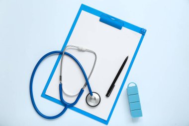 Gri arkaplanda pano, steteskop ve makine kutusu