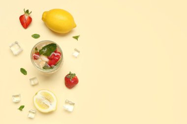 Bej arka planda çilekli ve limonlu taze limonata.