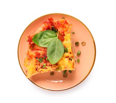 Gri arkaplanda domates soslu ve peynirli makarna.