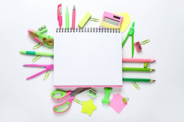 Hesap makineli boş defter ve beyaz arkaplanda izole edilmiş farklı kırtasiye