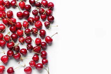 Mavi arka planda bir sürü tatlı kiraz