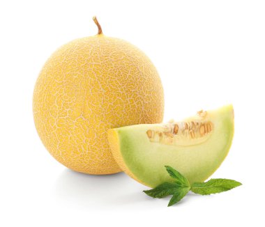 Beyaz arkaplanda nane şekerli kavun