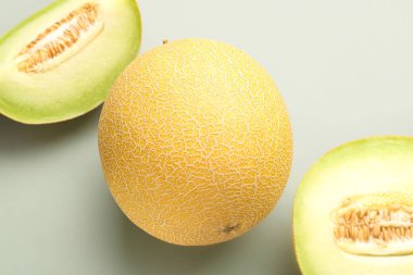 Gri arkaplanlı tatlı kavun