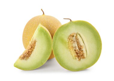 Beyaz arkaplanlı tatlı kavunun yarısı