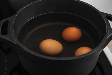 Tavuklu yumurtalar haşlama kabında, yakın plan.