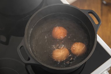 Tavuklu yumurtalar haşlama kabında, yakın plan.