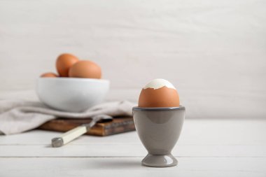 Beyaz ahşap arka planda haşlanmış tavuk yumurtası.