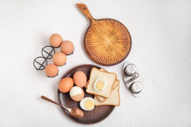 Beyaz arka planda haşlanmış tavuk yumurtası.