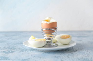 Mavi masada haşlanmış tavuk yumurtası.