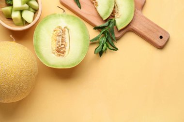 Tatlı kavun ve çanağın yarısı sarı arkaplanlı.