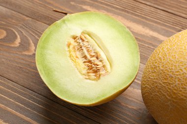 Tatlı kavun, yarısı ahşap arka planda.