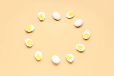 Turuncu arka planda lezzetli haşlanmış yumurtadan yapılmış çerçeve.