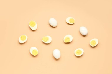 Turuncu arkaplanlı kaynamış yumurta.