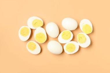 Turuncu arkaplanlı kaynamış yumurta.