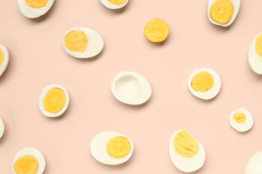 Pembe arka planda dilimlenmiş kaynamış yumurtalar.